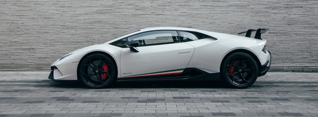 white lamborghini huracan performante