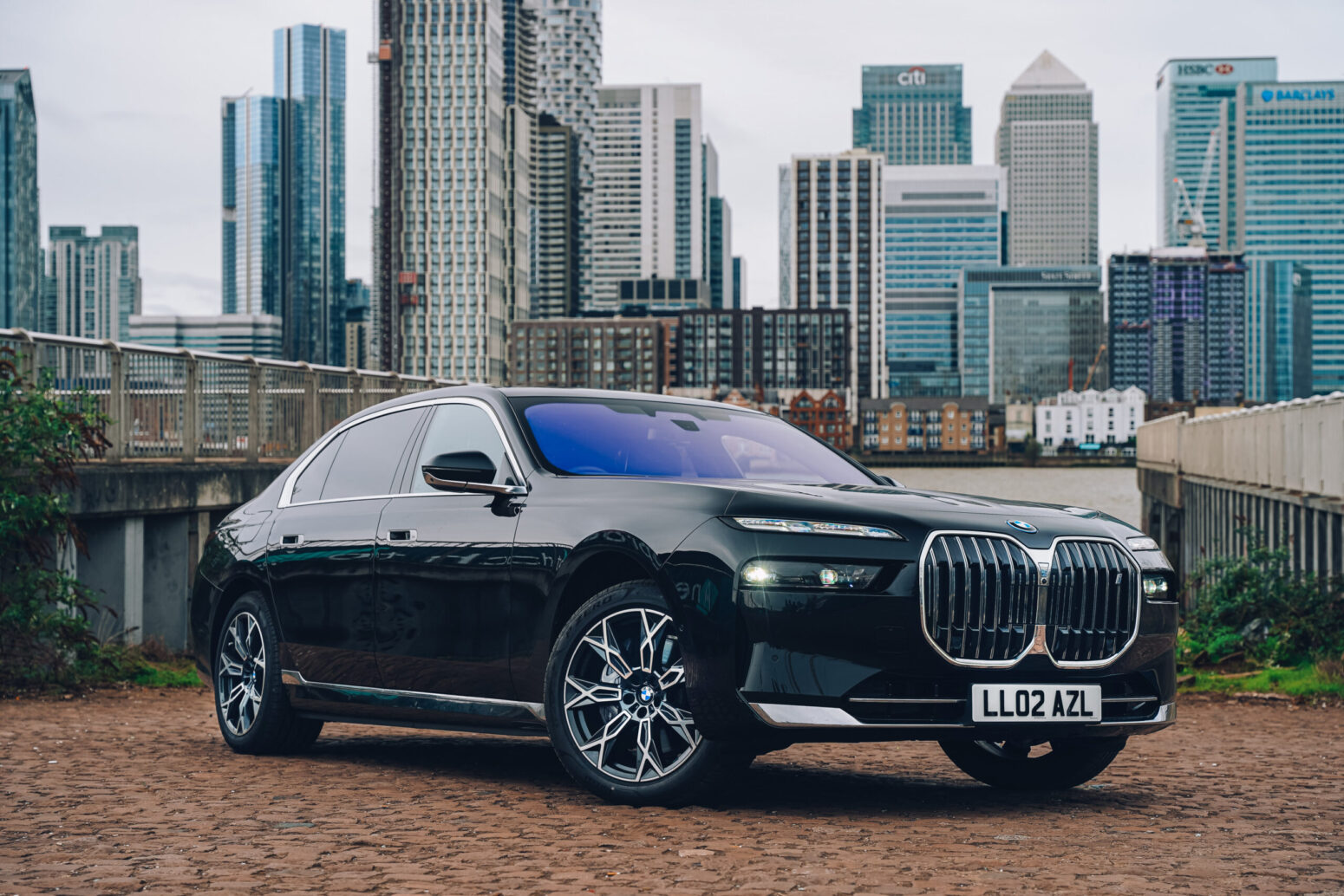 Stylish AZ Luxe BMW i7 electric car for eco-friendly Heathrow transfers