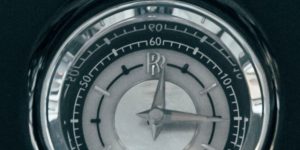 Analog clock in AZ Luxe's Rolls Royce symbolizing 24/7 service