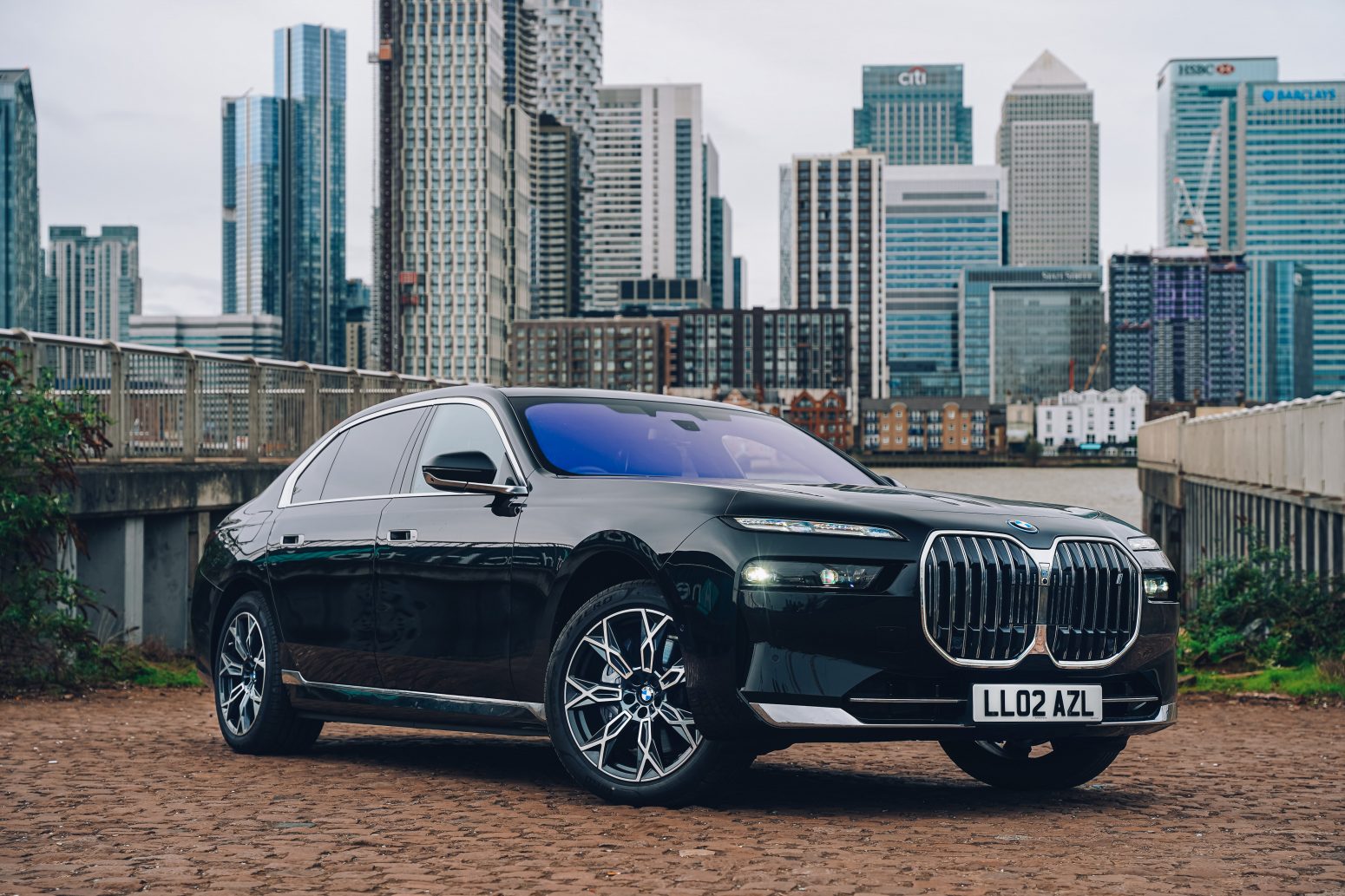 Stylish AZ Luxe BMW i7 electric car for eco-friendly Heathrow transfers