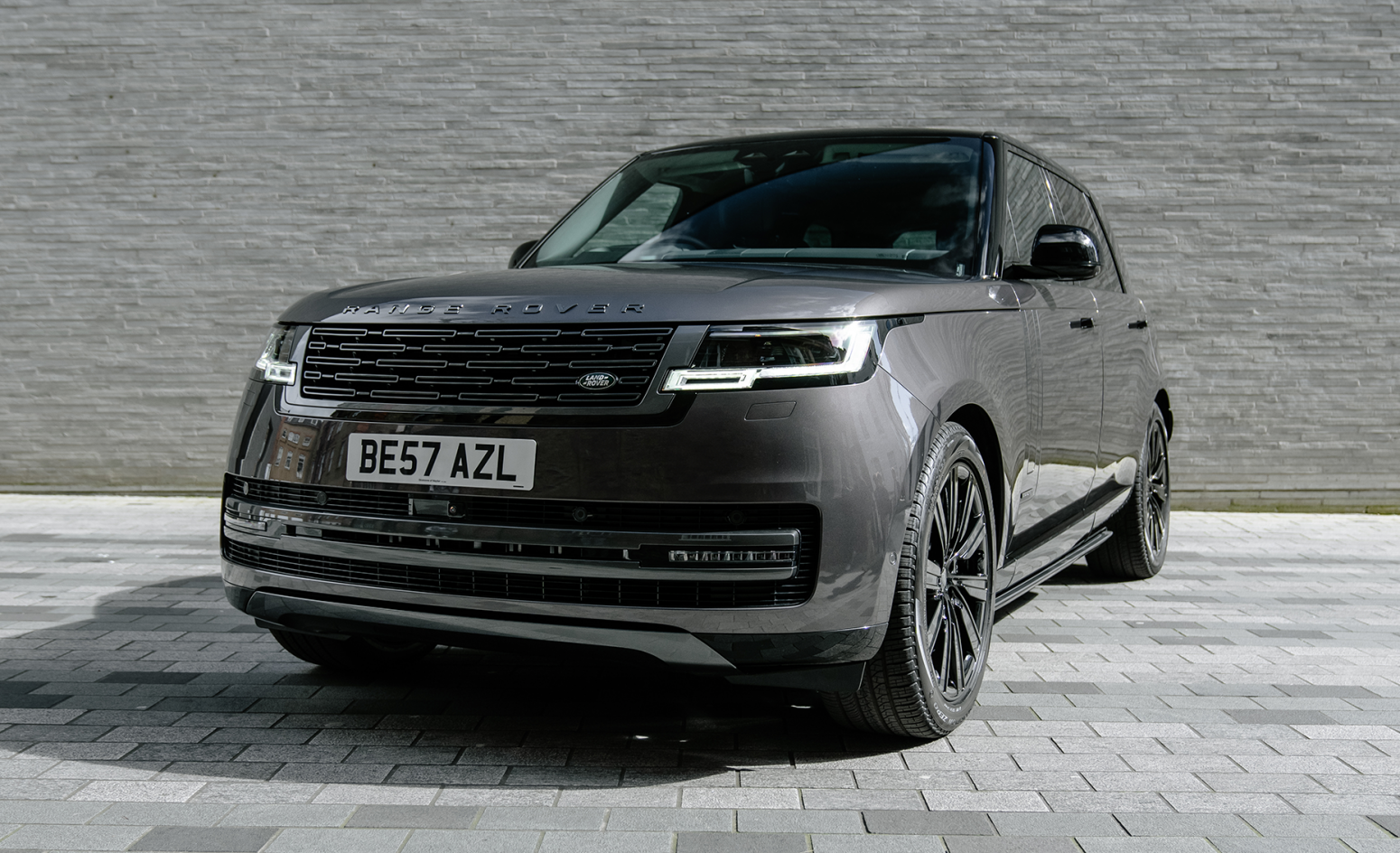 AZ Luxe's Range Rover Autobiography P460E LWB for premium Heathrow transfers