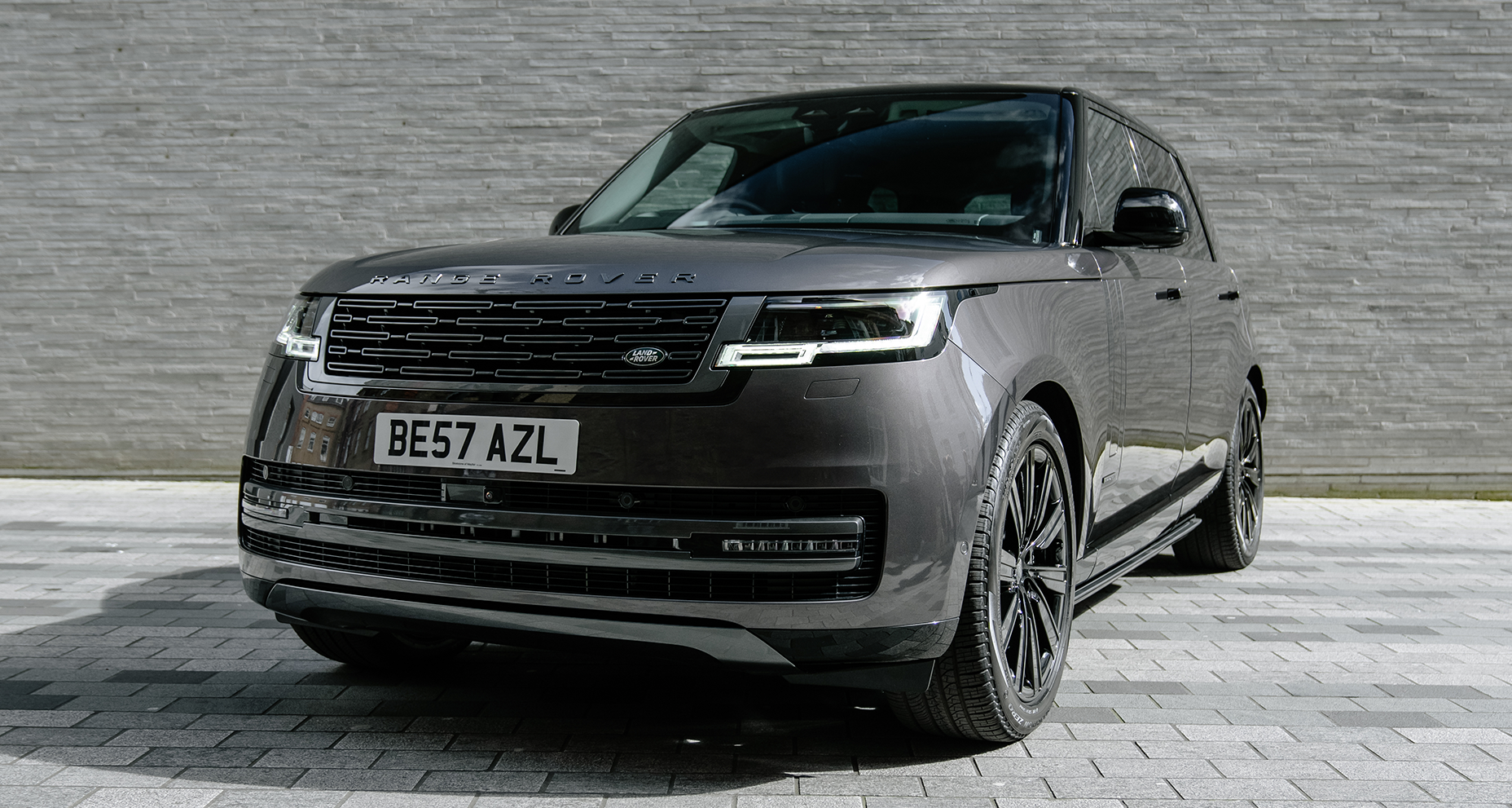Range Rover Autobiography P460E LWB front view, showcasing AZ Luxe's luxury fleet