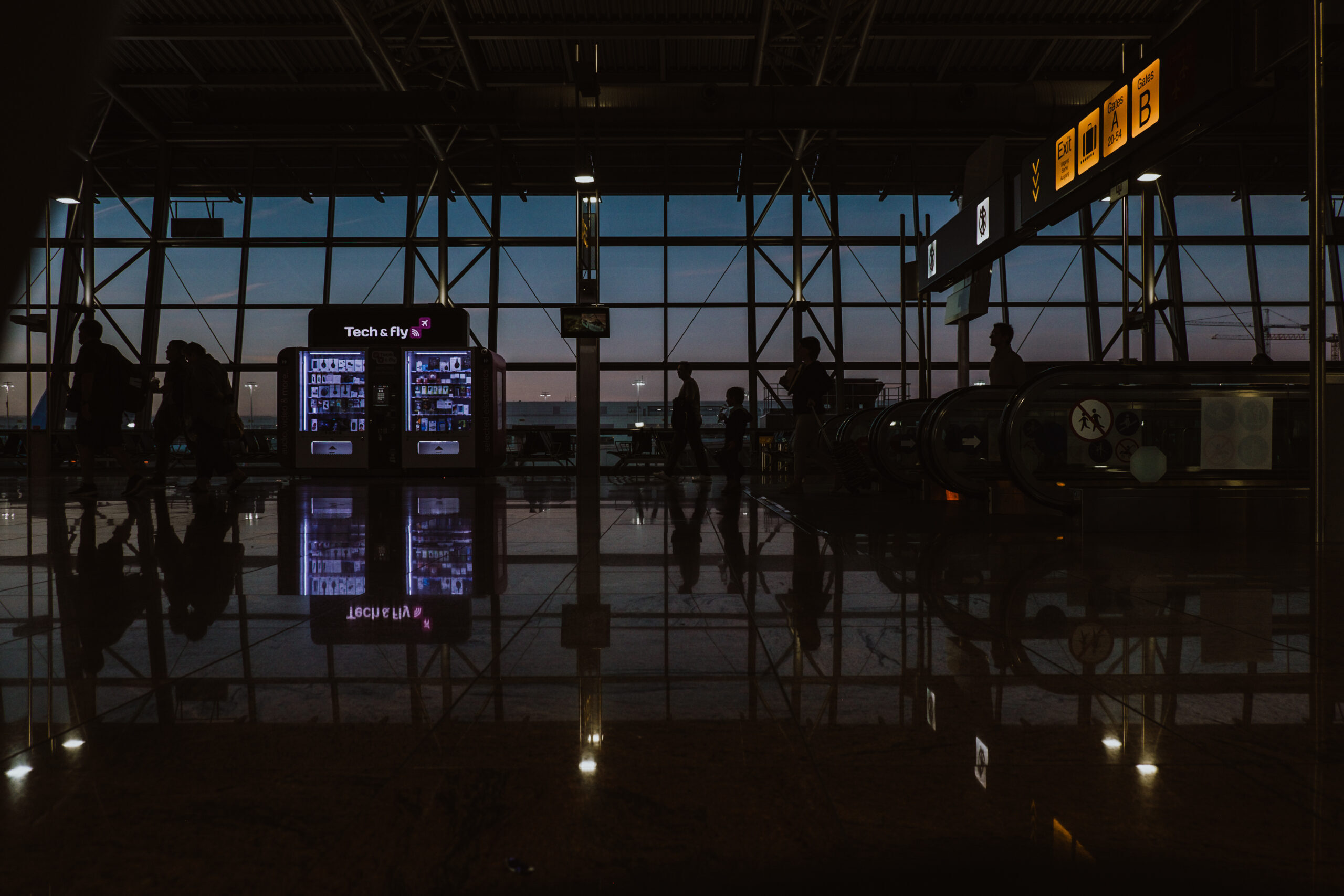 Canva-Airport-scaled-2560x1707