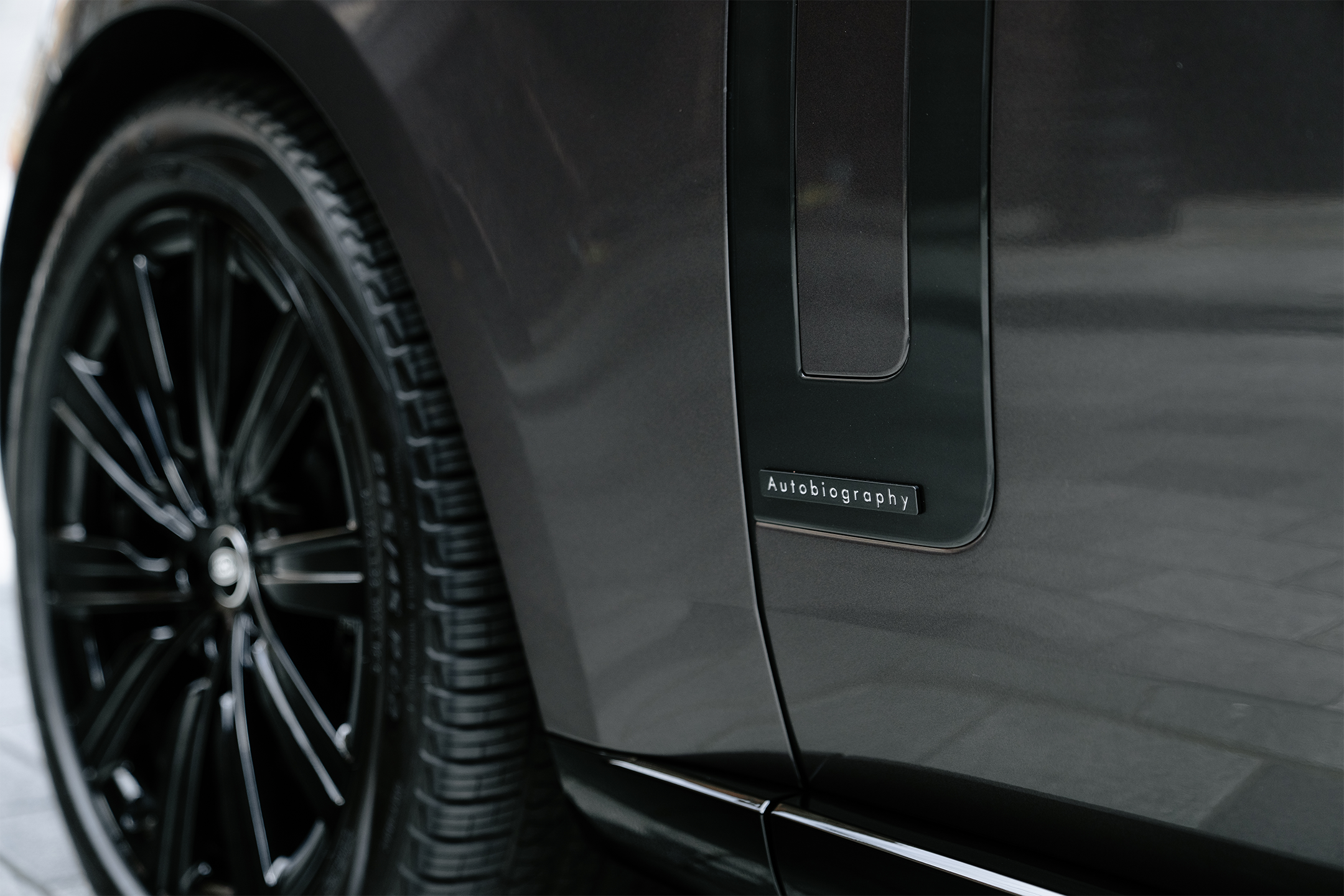 Range Rover Autobiography's alloy wheels, symbolizing luxury and performance